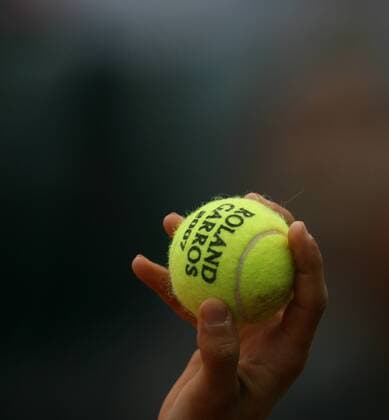 French Open 2007 - Tennisball mit der Aufschrift Roland Garros in der Hand eines Balljungen Tennis Damen French Open 2007, Grand Slam, WTA Tour Einzelbild Roland Garros Paris Tennis Damen French Open 2007, Grand Slam, WTA Tour Einzelbild Roland Garros Paris