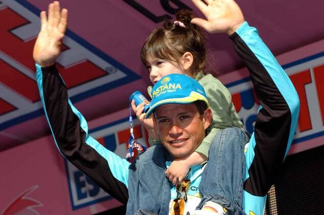 Paolo Savoldelli (Italien Astana) gewinnt die 20. Etappe des Giro d Italia 2007 und entführt Tochter Marika aufs Podium - Radsport Herren Giro d Italia 2007, dItalia, ProTour, Straßenradsport, Straße, Rad, Einzelzeitfahren, Zeitfahren Gruppe 20. Etappe: Bardolino - Verona Freude, Radsport Herren Giro d Italia 2007, dItalia, ProTour, Straßenradsport, Straße, Rad, Einzelzeitfahren, Zeitfahren Gruppe 20. Etappe: Bardolino - Verona Freude,