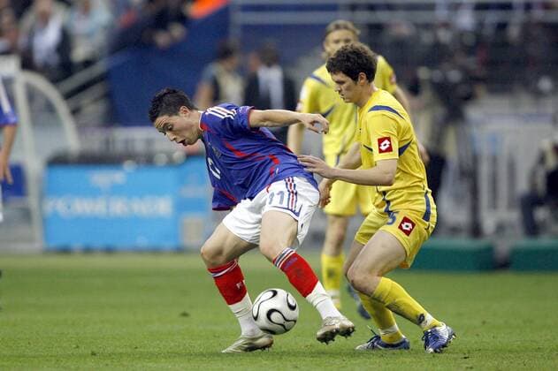 Samir Nasri (Frankreich, li.) gegen Taras Mikhalik (Ukraine) -  Fußball Länderspiel Herren EM Qualifikation 2007, Nationalmannschaft, Nationaltrikot, Frankreich - Ukraine 2:0 Gruppe Paris Dynamik, Fußball Länderspiel Herren EM Qualifikation 2007, Nationalmannschaft, Nationaltrikot, Frankreich - Ukraine 2:0 Gruppe Paris Dynamik,  