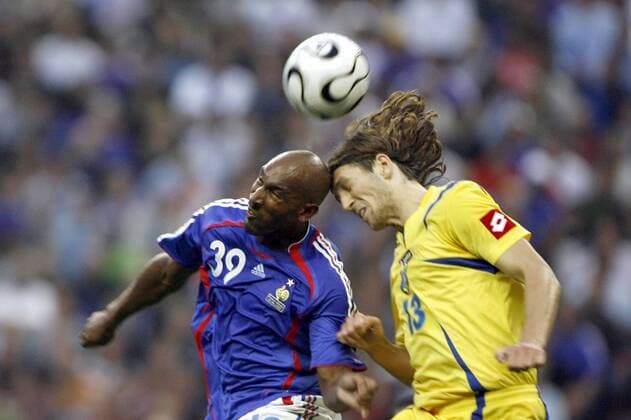 Nicolas Anelka (Frankreich, li.) gegen Dmytro Chygrynskiy (Ukraine) -  Fußball Länderspiel Herren EM Qualifikation 2007, Nationalmannschaft, Nationaltrikot, Frankreich - Ukraine 2:0 Gruppe Paris Dynamik, Fußball Länderspiel Herren EM Qualifikation 2007, Nationalmannschaft, Nationaltrikot, Frankreich - Ukraine 2:0 Gruppe Paris Dynamik,  