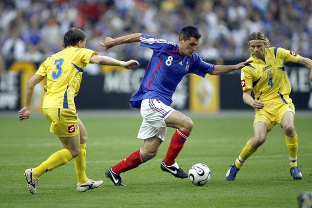 Jeremy Toulalan (Frankreich, Mitte) gegen Anatoliy Timoshuk (re.) und Olexiy Gay (beide Ukraine) -  Fußball Länderspiel Herren EM Qualifikation 2007, Nationalmannschaft, Nationaltrikot, Frankreich - Ukraine 2:0 Gruppe Paris Dynamik, Fußball Länderspiel Herren EM Qualifikation 2007, Nationalmannschaft, Nationaltrikot, Frankreich - Ukraine 2:0 Gruppe Paris Dynamik,  