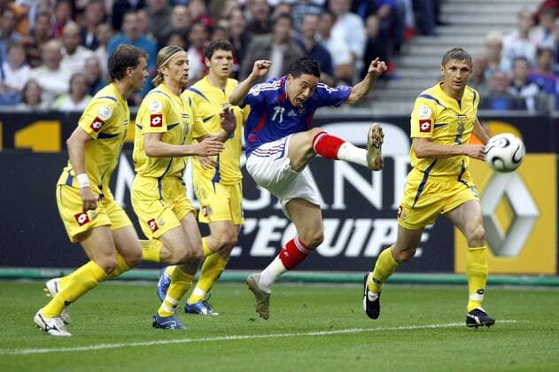 Samir Nasri (Frankreich, 2. v.re.) am Ball -  Fußball Länderspiel Herren EM Qualifikation 2007, Nationalmannschaft, Nationaltrikot, Frankreich - Ukraine 2:0 Gruppe Paris Dynamik, Fußball Länderspiel Herren EM Qualifikation 2007, Nationalmannschaft, Nationaltrikot, Frankreich - Ukraine 2:0 Gruppe Paris Dynamik,  