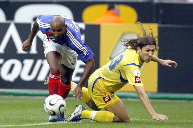 Nicolas Anelka (Frankreich, li.) gegen Dmytro Chygrynskiy (Ukraine) -  Fußball Länderspiel Herren EM Qualifikation 2007, Nationalmannschaft, Nationaltrikot, Frankreich - Ukraine 2:0 Gruppe Paris Dynamik, Fußball Länderspiel Herren EM Qualifikation 2007, Nationalmannschaft, Nationaltrikot, Frankreich - Ukraine 2:0 Gruppe Paris Dynamik,  