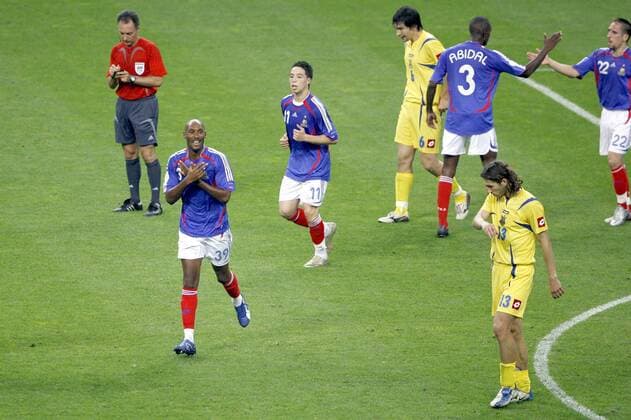 Torjubel Frankreich, v.li. Torschütze Nicolas Anelka, Samir Nasri, Eric Abidal (2.v.re.) und Franck Ribery -  Fußball Länderspiel Herren EM Qualifikation 2007, Nationalmannschaft, Nationaltrikot, Frankreich - Ukraine 2:0 Gruppe Paris Fußball Länderspiel Herren EM Qualifikation 2007, Nationalmannschaft, Nationaltrikot, Frankreich - Ukraine 2:0 Gruppe Paris  