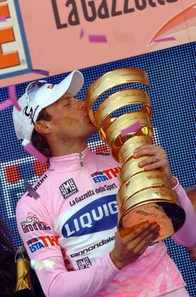 Danilo di Luca (Italien Liquigas) gewinnt den Giro d Italia 2007 und küsst die Trophäe - Radsport Herren Giro d Italia 2007, dItalia, ProTour, Straßenradsport, Straße, Rad, Einzelbild 21. Etappe: Vestona - Mailand Freude, Begeisterung, Radsport Herren Giro d Italia 2007, dItalia, ProTour, Straßenradsport, Straße, Rad, Einzelbild 21. Etappe: Vestona - Mailand Freude, Begeisterung,
