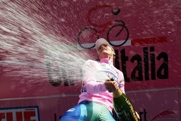 Danilo di Luca (Italien Liquigas) feiert die Gesamtführung beim Giro d Italia 2007 mit einer Champagnerdusche - Radsport Herren Giro d Italia 2007, dItalia, ProTour, Straßenradsport, Straße, Rad Einzelbild Veranstaltungslogo, Veranstaltungsemblem 20. Etappe: Bardolino - Verona Begeisterung, Freude, Radsport Herren Giro d Italia 2007, dItalia, ProTour, Straßenradsport, Straße, Rad Einzelbild Veranstaltungslogo, Veranstaltungsemblem 20. Etappe: Bardolino - Verona Begeisterung, Freude,