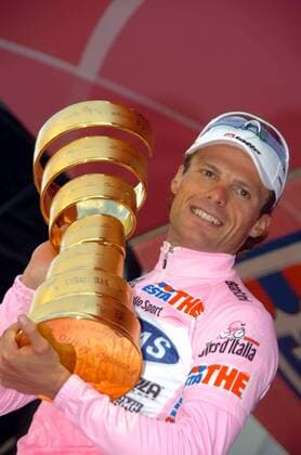 Danilo di Luca (Italien Liquigas) gewinnt den Giro d Italia 2007 und präsentiert während der Siegerehrung die Trophäe -  Radsport Herren Giro d Italia 2007, dItalia, ProTour, Straßenradsport, Straße, Rad, Vdig Einzelbild 21. Etappe: Vestona - Mailand Freude, Radsport Herren Giro d Italia 2007, dItalia, ProTour, Straßenradsport, Straße, Rad, Vdig Einzelbild 21. Etappe: Vestona - Mailand Freude,