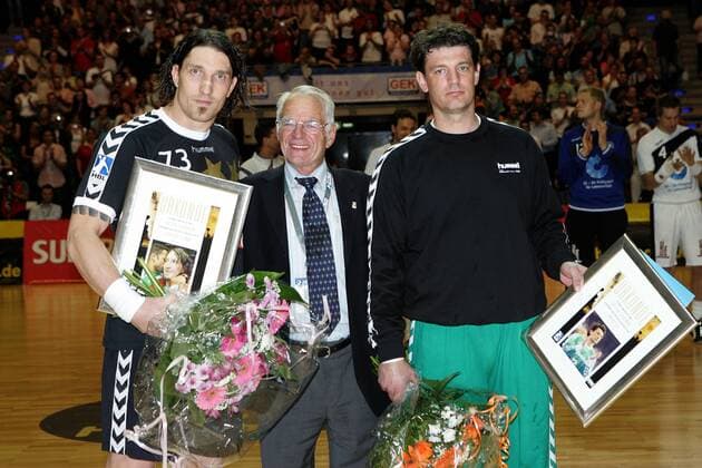 Stefan Kretzschmar (SC Magdeburg, li.) und Torwart Jan Holpert (SG Flensburg Handewitt beide All Star Team) werden von Manfred Werner (Deutschland Vorstand Finanzen HBL) für ihr Lebenswerk ausgezeichnet Handball Herren All Star Game 2007, AllStar, Allstars, Stars Gruppe Berlin Handball Herren All Star Game 2007, AllStar, Allstars, Stars Gruppe Berlin