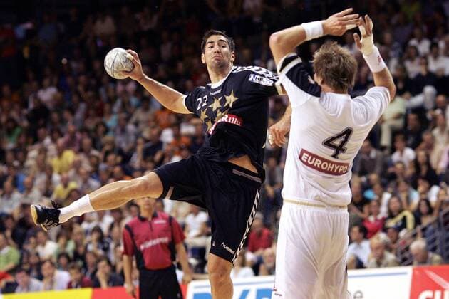 Nikola Karabatic (All Star Team THW Kiel, li.) gegen Oliver Roggisch (Deutschland) Handball Herren All Star Game 2007, AllStar, Allstars, Stars, Deutschland - All Star Team 31:36 Gruppe Berlin Dynamik, Handball Herren All Star Game 2007, AllStar, Allstars, Stars, Deutschland - All Star Team 31:36 Gruppe Berlin Dynamik,