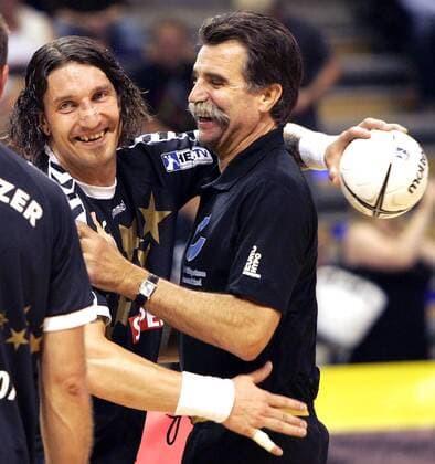 Stefan Kretzschmar (All Star Team SC Magdeburg) verabschiedet sich von Bundstrainer Heiner Brand (Deutschland) Handball Herren All Star Game 2007, AllStar, Allstars, Stars, Deutschland - All Star Team 31:36 Gruppe Berlin Harmonie, Freude, Handball Herren All Star Game 2007, AllStar, Allstars, Stars, Deutschland - All Star Team 31:36 Gruppe Berlin Harmonie, Freude,