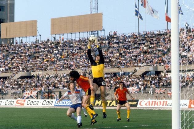 Torwart Jean Marie Pfaff fängt den Ball, daneben Eric Gerets (beide Belgien, 2.v.li.) und Tony Woodcock (England, li.) Fußball Länderspiel Herren EM 1980, Nationalmannschaft, Nationaltrikot, Gruppe B, Belgien - England 1:1 Gruppe Turin Dynamik, Abwehr, Fußball Länderspiel Herren EM 1980, Nationalmannschaft, Nationaltrikot, Gruppe B, Belgien - England 1:1 Gruppe Turin Dynamik, Abwehr,