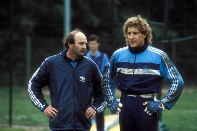 Co Trainer Horst Köppel (li.) und Torwart Harald Schumacher (beide BR Deutschland) während des Trainings im Gespräch Fußball Herren EM 1984, Nationalmannschaft, BRD Vorbereitung Training, Vdia Gruppe Aufnahmedatum geschätzt Fußball Herren EM 1984, Nationalmannschaft, BRD Vorbereitung Training, Vdia Gruppe Aufnahmedatum geschätzt