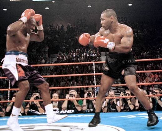 Evander Holyfield gegen Mike Tyson - Evander Holyfield (li.) schmerzt nach dem Biss von Mike Tyson (beide USA) das Ohr -  (LAP97062923) Boxen Herren WBA Weltmeisterschaft 1997, Profiboxen, Schwergewicht Gruppe Las Vegas Dynamik, Kampf, Boxen Herren WBA Weltmeisterschaft 1997, Profiboxen, Schwergewicht Gruppe Las Vegas Dynamik, Kampf,