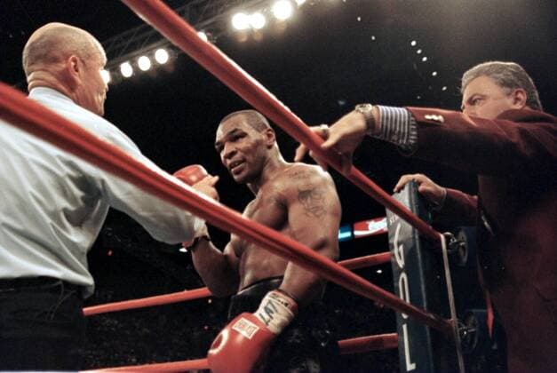 Kampfabbruch zwischen Evander Holyfield und Mike Tyson - Mike Tyson (Mitte) wird von Ringrichter Mills Lane nach dem Biss in das Ohr seines Kontrahenten Evander Holyfield (alle USA) disqualifiziert -  (LAP97062810) Boxen Herren WBA Weltmeisterschaft 1997, Profiboxen, Schwergewicht Gruppe Las Vegas Boxen Herren WBA Weltmeisterschaft 1997, Profiboxen, Schwergewicht Gruppe Las Vegas