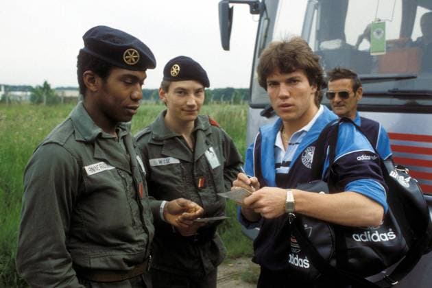 Lothar Matthäus (BR Deutschland, re.) gibt französischen Soldaten Autogramme Fußball Herren EM 1984, Nationalmannschaft, BRD, Vorbereitung Vdia Gruppe Aufnahmedatum geschätzt Fußball Herren EM 1984, Nationalmannschaft, BRD, Vorbereitung Vdia Gruppe Aufnahmedatum geschätzt