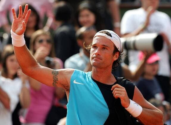 Carlos Moya (Spanien) winkt den Anhängern Tennis Herren French Open 2007, Grand Slam, ATP Tour Einzelbild Roland Garros Paris Enttäuschung, Tennis Herren French Open 2007, Grand Slam, ATP Tour Einzelbild Roland Garros Paris Enttäuschung,