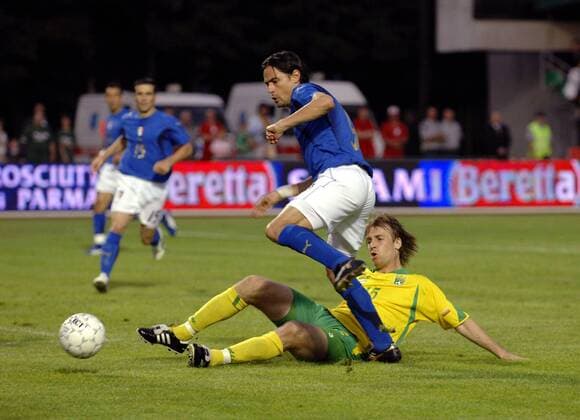 Filippo Inzaghi (Italien, vo.) gegen Arunas Klimavicius (Litauen) - Fußball Länderspiel Herren EM Qualifikation 2007, Nationalteam, Nationaltrikot, Litauen - Italien 0:2 Gruppe Kaunas Dynamik, Kampf, Fußball Länderspiel Herren EM Qualifikation 2007, Nationalteam, Nationaltrikot, Litauen - Italien 0:2 Gruppe Kaunas Dynamik, Kampf,