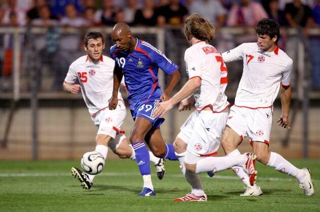 Nicolas Anelka (Frankreich, 2.v.li.) gegen Zaali Eliava (li.) und Mate Ghvinianidze (beide Georgien) -  (pan20621) Fußball Länderspiel Herren EM Qualifikation 2007 Nationalmannschaft Nationaltrikot, Frankreich - Georgien 1:0 Gruppe Auxerre Dynamik, Fußball Länderspiel Herren EM Qualifikation 2007 Nationalmannschaft Nationaltrikot, Frankreich - Georgien 1:0 Gruppe Auxerre Dynamik,  