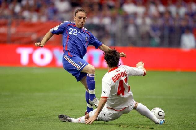 Franck Ribery (Frankreich, li.) gegen Vladimer Burduli (Georgien) -  (pan20621) Fußball Länderspiel Herren EM Qualifikation 2007 Nationalmannschaft Nationaltrikot, Frankreich - Georgien 1:0 Gruppe Auxerre Dynamik, Fußball Länderspiel Herren EM Qualifikation 2007 Nationalmannschaft Nationaltrikot, Frankreich - Georgien 1:0 Gruppe Auxerre Dynamik,  