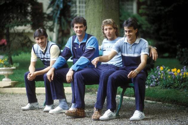 Pierre Littbarski (re.), Klaus Allofs (li.) und Gerd Strack (2.v.li.) machen sich über die Hausschuhe von Torwart Harald Schumacher (alle BR Deutschland) lustig Fußball Herren EM 1984, Nationalmannschaft, BRD, Vdia Gruppe Aufnahmedatum geschätzt Fußball Herren EM 1984, Nationalmannschaft, BRD, Vdia Gruppe Aufnahmedatum geschätzt