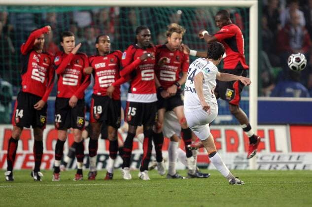 Johan Micoud (Bordeaux, vorne) schießt den Ball an der Mauer (Rennes) vorbei -  [pan20117] Fußball Herren Ligue 1 2006 2007, 1. Französische Liga, Stade Rennais - Girondins de Bordeaux 0:0 Gruppe Rennes Abwehr, Fußball Herren Ligue 1 2006 2007, 1. Französische Liga, Stade Rennais - Girondins de Bordeaux 0:0 Gruppe Rennes Abwehr,  