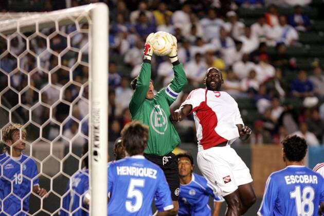Torwart Juan Jose Gomez (El Salvador, li.) gegen Keyeno Thomas (Trinidad und Tobago) - (Icon918b0007) Fußball Länderspiel Herren CONCACAF Gold Cup 2007, GoldCup, Nationalteam, Nationalteam, El Salvador - Trinidad und Tobago 2:1 Gruppe Carson Fußball Länderspiel Herren CONCACAF Gold Cup 2007, GoldCup, Nationalteam, Nationalteam, El Salvador - Trinidad und Tobago 2:1 Gruppe Carson EDITORIAL USE ONLY