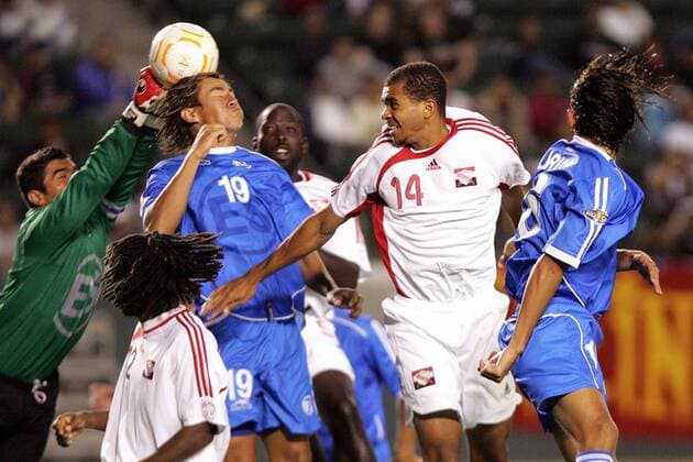 Torwart Juan Jose Gomez (li.) und Alfredo Pacheco (beide El Salvador, Mitte) gegen Darryl Roberts (Trinidad und Tobago) - (Icon918b0008) Fußball Länderspiel Herren CONCACAF Gold Cup 2007, GoldCup, Nationalteam, Nationalteam, El Salvador - Trinidad und Tobago 2:1 Gruppe Carson Fußball Länderspiel Herren CONCACAF Gold Cup 2007, GoldCup, Nationalteam, Nationalteam, El Salvador - Trinidad und Tobago 2:1 Gruppe Carson EDITORIAL USE ONLY