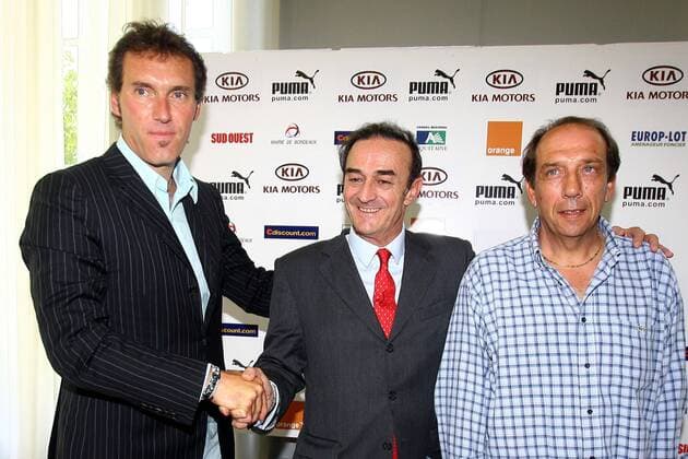 Laurent Blanc (li.) wird von Präsident Jean Louis Triaud (Mitte) als neuer Trainer vorgestellt; daneben Co Trainer Jean Louis Gasset (alle Bordeaux) -  (pan20643) Fußball Herren Ligue 1 2007 2008, 1. Französische Liga, Girondins de Bordeaux, Präsentation, Pressetermin Gruppe Bordeaux Fußball Herren Ligue 1 2007 2008, 1. Französische Liga, Girondins de Bordeaux, Präsentation, Pressetermin Gruppe Bordeaux  