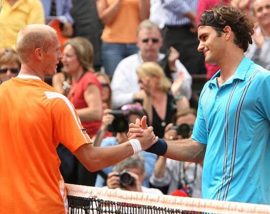 Nikolay Davydenko (Rußland, li.) gratuliert Roger Federer (Schweiz) -  (PAR20070608712) Tennis Herren French Open 2007, Grand Slam, ATP Tour, Halbfinale Gruppe Roland Garros Paris Kameradschaft, Tennis Herren French Open 2007, Grand Slam, ATP Tour, Halbfinale Gruppe Roland Garros Paris Kameradschaft,