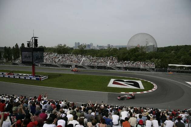 Vor der Skyline von Montreal - Lewis Hamilton (England McLaren Mercedes) mit seinem Boliden in der Epingle Kehre Motorsport Grand Prix Herren Großer Preis von Kanada 2007, Formel 1 Weltmeisterschaft, F1, F, GP, WM, Totale Tribünen Montreal Motorsport Grand Prix Herren Großer Preis von Kanada 2007, Formel 1 Weltmeisterschaft, F1, F, GP, WM, Totale Tribünen Montreal