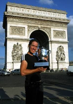 Justine Henin (Belgien), Gewinnerin der French Open 2007, präsentiert vor dem Arc de Triomphe ihren Pokal Tennis Damen French Open 2006, Grand Slam, WTA Tour, Einzelbild o0 Sieg, Sieger, Siegerin Paris Freude, Tennis Damen French Open 2006, Grand Slam, WTA Tour, Einzelbild o0 Sieg, Sieger, Siegerin Paris Freude,