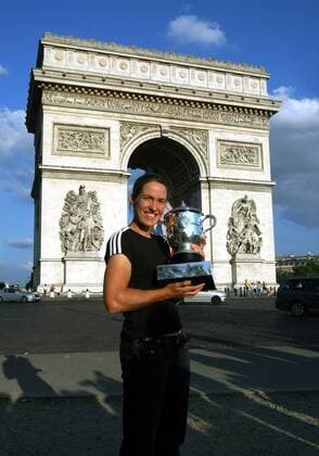Justine Henin (Belgien), Gewinnerin der French Open 2007, präsentiert vor dem Arc de Triomphe ihren Pokal Tennis Damen French Open 2006, Grand Slam, WTA Tour, Einzelbild o0 Sieg, Sieger, Siegerin Paris Tennis Damen French Open 2006, Grand Slam, WTA Tour, Einzelbild o0 Sieg, Sieger, Siegerin Paris