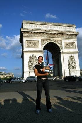 Justine Henin (Belgien), Gewinnerin der French Open 2007, präsentiert ihren Pokal vor dem Arc de Triomphe Tennis Damen French Open 2007, Grand Slam, WTA Tour Einzelbild Paris Freude, Tennis Damen French Open 2007, Grand Slam, WTA Tour Einzelbild Paris Freude,