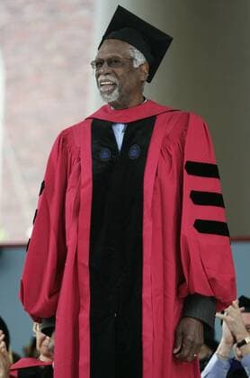 Basketballlegende Bill Russel (USA) ist zum Ehrendoktor der Harvard University ernannt worden - (bos2007060709) Basketball Herren Ehrung 2007, Auszeichnung, Verleihung, Doktor, Doktorwürde, Ehrendoktorwürde, Dr. h.c. honoris causa Einzelbild Cambridge Basketball Herren Ehrung 2007, Auszeichnung, Verleihung, Doktor, Doktorwürde, Ehrendoktorwürde, Dr. h.c. honoris causa Einzelbild Cambridge