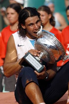 Rafael Nadal (Spanien) - Sieger der French Open 2007, testet die Echtheit seiner Trophäe -  Tennis Herren French Open 2007, Grand Slam, ATP Tour, Endspiel. Finale Einzelbild Roland Garros Paris Freude, Tennis Herren French Open 2007, Grand Slam, ATP Tour, Endspiel. Finale Einzelbild Roland Garros Paris Freude,  