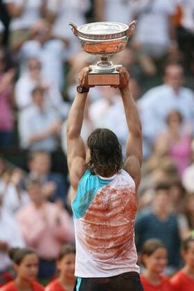 Rafael Nadal (Spanien) präsentiert nach getaner Arbeit die Trophäe für den Sieg bei den French Open 2007 Tennis Herren French Open 2007, Grand Slam, ATP Tour, Finale, Endspiel Einzelbild Roland Garros Paris Kampf, Tennis Herren French Open 2007, Grand Slam, ATP Tour, Finale, Endspiel Einzelbild Roland Garros Paris Kampf,