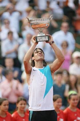 Rafael Nadal (Spanien) präsentiert die Trophäe für den Sieg bei den French Open 2007 Tennis Herren French Open 2007, Grand Slam, ATP Tour, Finale, Endspiel Einzelbild Roland Garros Paris Freude, Tennis Herren French Open 2007, Grand Slam, ATP Tour, Finale, Endspiel Einzelbild Roland Garros Paris Freude,