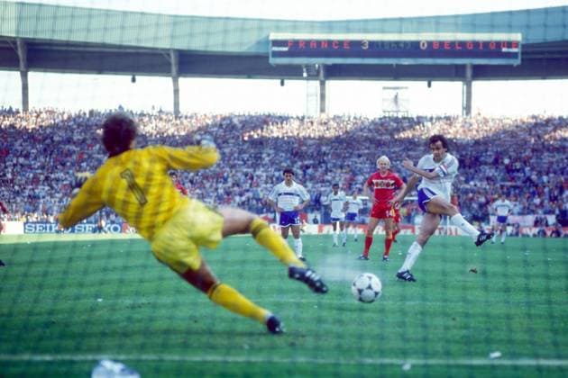 Michel Platini (Frankreich, re.) trifft per Elfmeter zum 4:0, Torwart Jean Marie Pfaff (Belgien) ist machtlos Fußball Länderspiel Herren EM 1984, Nationalmannschaft, Nationaltrikot, Gruppe A, Frankreich - Belgien 5:0 Gruppe Nantes Dynamik, Fußball Länderspiel Herren EM 1984, Nationalmannschaft, Nationaltrikot, Gruppe A, Frankreich - Belgien 5:0 Gruppe Nantes Dynamik,