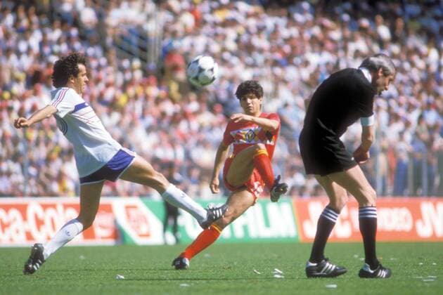 Enzo Scifo (Belgien, Mitte) zieht ab, daneben Michel Platini (Frankreich) und FIFA Schiedsrichter Robert Valentine (Schottland) Fußball Länderspiel Herren EM 1984, Nationalmannschaft, Nationaltrikot, Gruppe A, Frankreich - Belgien 5:0 Gruppe Nantes Dynamik, Fußball Länderspiel Herren EM 1984, Nationalmannschaft, Nationaltrikot, Gruppe A, Frankreich - Belgien 5:0 Gruppe Nantes Dynamik,