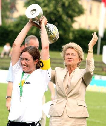 Renate Lingor (FFC Frankfurt) präsentiert stolz den Pokal für die Deutsche Meisterschaft 2006 2007, dahinter Oberbürgermeisterin Petra Roth (CDU, Deutschland) Fußball 1. BL Damen Saison 2006 2007, 1. FFC Frankfurt, Frauen, Frauenfußball Gruppe Frankfurt M. Freude, Fußball 1. BL Damen Saison 2006 2007, 1. FFC Frankfurt, Frauen, Frauenfußball Gruppe Frankfurt M. Freude,