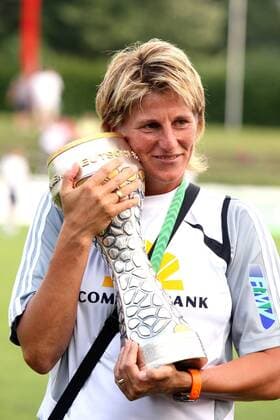 Torfrau Silke Rottenberg (FFC Frankfurt) mit dem Pokal für den Gewinn der Deutschen Meisterschaft 2006 2007 Fußball 1. BL Damen Saison 2006 2007, 1. FFC Frankfurt, Frauen, Frauenfußball Einzelbild Frankfurt M. Freude, Fußball 1. BL Damen Saison 2006 2007, 1. FFC Frankfurt, Frauen, Frauenfußball Einzelbild Frankfurt M. Freude,