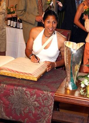 Steffi Jones (FFC Frankfurt) trägt sich beim Rathausempfang in das Goldene Buch der Stadt Frankfurt am Main ein Fußball 1. BL Damen Saison 2006 2007, 1. FFC Frankfurt, Frauen, Frauenfußball, Empfang Einzelbild Frankfurter Römer Frankfurt M. Fußball 1. BL Damen Saison 2006 2007, 1. FFC Frankfurt, Frauen, Frauenfußball, Empfang Einzelbild Frankfurter Römer Frankfurt M.