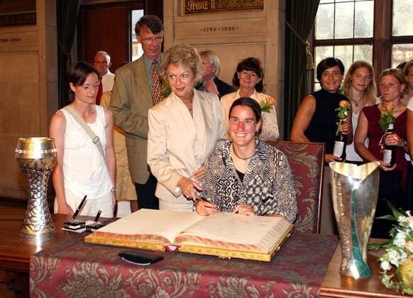 Oberbürgermeisterin Petra Roth (CDU, Mitte) schaut Birgit Prinz (re.) beim Eintrag in das Goldene Buch der Stadt Frankfurt am Main über die Schulter, li. Judith Affeld (beide FFC Frankfurt) Fußball 1. BL Damen Saison 2006 2007, 1. FFC Frankfurt, Frauen, Frauenfußball, Empfang Gruppe Frankfurter Römer Kommunalpolitik Frankfurt M. Fußball 1. BL Damen Saison 2006 2007, 1. FFC Frankfurt, Frauen, Frauenfußball, Empfang Gruppe Frankfurter Römer Kommunalpolitik Frankfurt M.