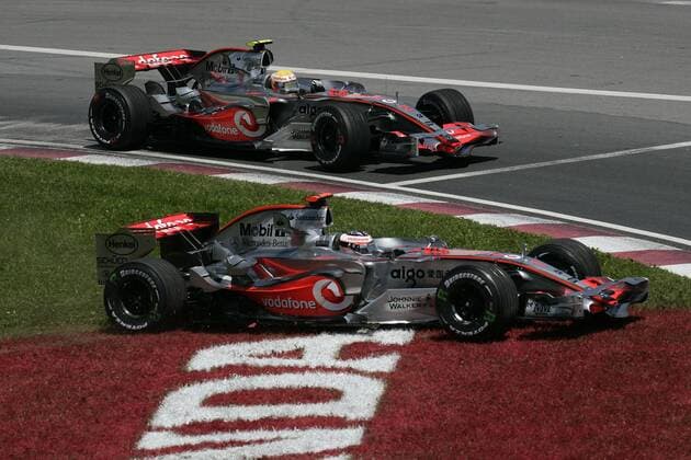 Fernando Alonso (Spanien, vorn) neben der Strecke und Teamkollege Lewis Hamilton (England beide McLaren Mercedes) Motorsport Grand Prix Herren Großer Preis von Kanada 2007, Formel 1 Weltmeisterschaft, F1, F, GP, WM Gruppe Montreal Motorsport Grand Prix Herren Großer Preis von Kanada 2007, Formel 1 Weltmeisterschaft, F1, F, GP, WM Gruppe Montreal