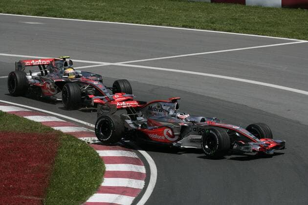 Fernando Alonso (Spanien, re.) kommt nach einem Ausritt kurzzeitig vor Teamkollege Lewis Hamilton (England beide McLaren Mercedes) zurück auf die Strecke Motorsport Grand Prix Herren Großer Preis von Kanada 2007, Formel 1 Weltmeisterschaft, F1, F, GP, WM Gruppe Montreal Motorsport Grand Prix Herren Großer Preis von Kanada 2007, Formel 1 Weltmeisterschaft, F1, F, GP, WM Gruppe Montreal