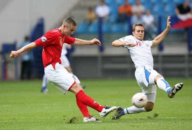 Gary Cahill (England U21, li.) gegen Jan Kysela (Tschechien U21) Fußball EM Herren U 21 EM 2007, Länderspiel, Nationalmannschaft, Nationaltrikot, Gruppe B, Tschechien - England 0:0 Gruppe Arnheim Dynamik, Fußball EM Herren U 21 EM 2007, Länderspiel, Nationalmannschaft, Nationaltrikot, Gruppe B, Tschechien - England 0:0 Gruppe Arnheim Dynamik,