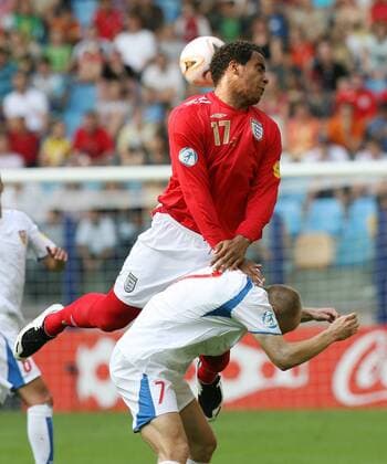 Tom Huddlestone (England U21, hi.) gegen Daniel Kolar (Tschechien U21) Fußball EM Herren U 21 EM 2007, Länderspiel, Nationalmannschaft, Nationaltrikot, Gruppe B, Tschechien - England 0:0 Gruppe Arnheim Dynamik, Kampf, Fußball EM Herren U 21 EM 2007, Länderspiel, Nationalmannschaft, Nationaltrikot, Gruppe B, Tschechien - England 0:0 Gruppe Arnheim Dynamik, Kampf,