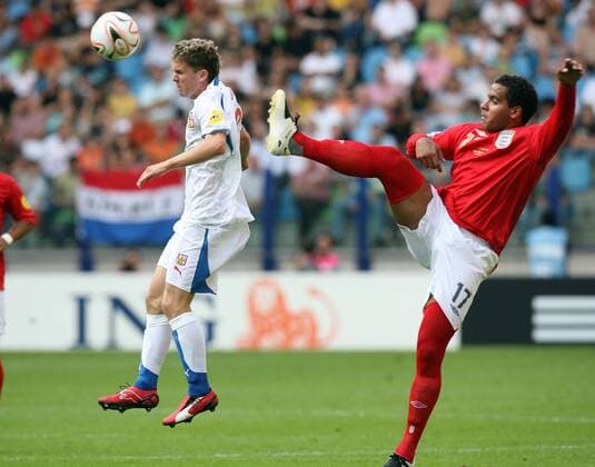 Tomas Jirsak (Tschechien U21, li.) gegen Tom Huddlestone (England U21) Fußball EM Herren U 21 EM 2007, Länderspiel, Nationalmannschaft, Nationaltrikot, Gruppe B, Tschechien - England 0:0 Gruppe Arnheim Dynamik, Kampf, Fußball EM Herren U 21 EM 2007, Länderspiel, Nationalmannschaft, Nationaltrikot, Gruppe B, Tschechien - England 0:0 Gruppe Arnheim Dynamik, Kampf,