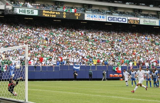 Cuauhtemoc Blanco (Mexiko) erzielt per Elfmeter das 1:0 - (Icon918m01429) Fußball Länderspiel Herren CONCACAF Gold Cup 2007, GoldCup, Nationalteam, Nationaltrikot, Honduras - Mexiko 2:1 Totale Giants Stadium East Rutherford Fußball Länderspiel Herren CONCACAF Gold Cup 2007, GoldCup, Nationalteam, Nationaltrikot, Honduras - Mexiko 2:1 Totale Giants Stadium East Rutherford EDITORIAL USE ONLY
