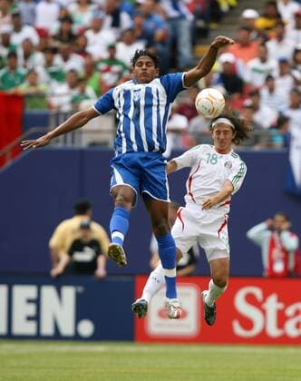 Carlos Costly (Honduras, li.) gegen Jose Andres Guardado (Mexiko) - (Icon918m01437) Fußball Länderspiel Herren CONCACAF Gold Cup 2007, GoldCup, Nationalteam, Nationaltrikot, Honduras - Mexiko 2:1 Gruppe East Rutherford Dynamik, Höhe, Fußball Länderspiel Herren CONCACAF Gold Cup 2007, GoldCup, Nationalteam, Nationaltrikot, Honduras - Mexiko 2:1 Gruppe East Rutherford Dynamik, Höhe, EDITORIAL USE ONLY